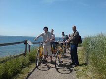 People with bikes on a trail. Photo.