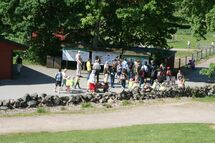 Group of people at the entrance of a park. Photo.